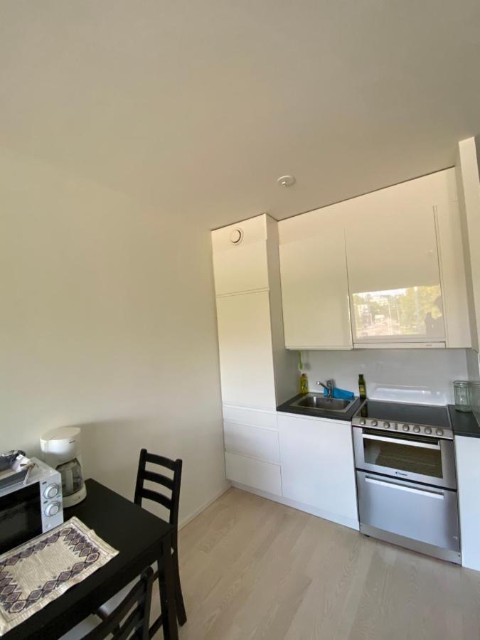 A Bright Near Metro With A Balcony Huoneisto